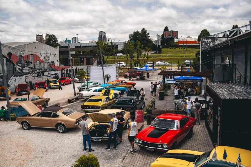 Mavericks clássicos alinhados em exposição automotiva no Armazém Garagem em Curitiba
