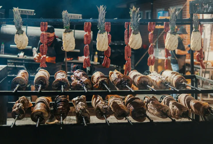 Maior festival de torresmo do Brasil em Curitiba com porções variadas e atrações gastronômicas.