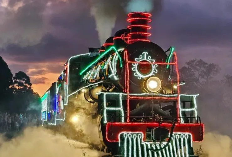 Rumo ao Natal ilumina os trilhos da Região Sul com luzes e decoração natalina retrô.
