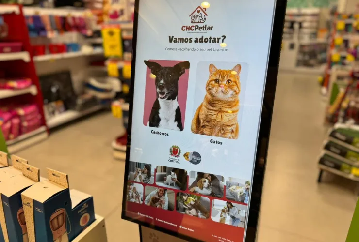 Totem digital de adoção de cães e gatos no Shopping Curitiba