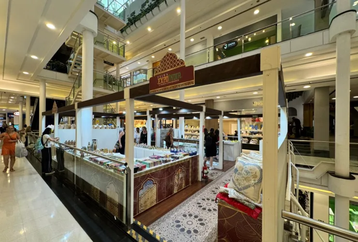 A Feira Expo Índia retorna a Curitiba, no Shopping Curitiba, reunindo uma diversidade de produtos artesanais de diferentes países, como Índia, Lituânia, Turquia e Brasil. O público encontra opções que vão de decoração, moda e acessórios a preços acessíveis. Entre os destaques estão incensos a partir