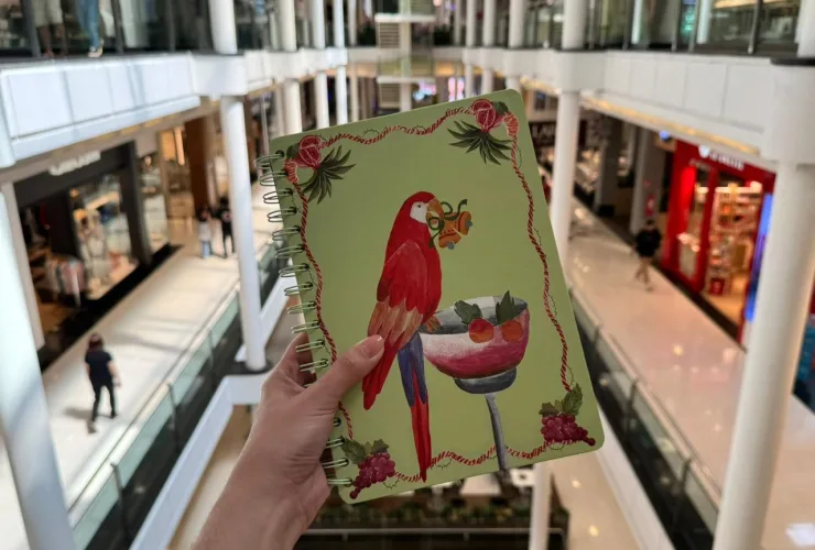 Shopping Curitiba arrecada materiais escolares e dá ingressos de cinema para clientes que doarem