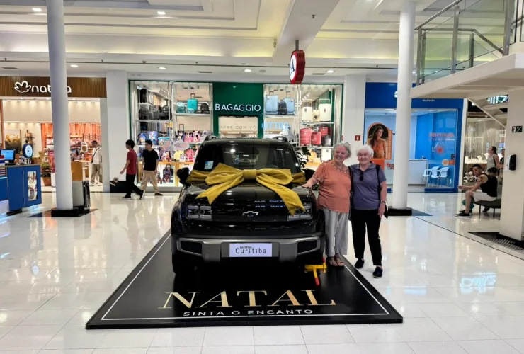 Professora aposentada vencedora do sorteio do Shopping Curitiba