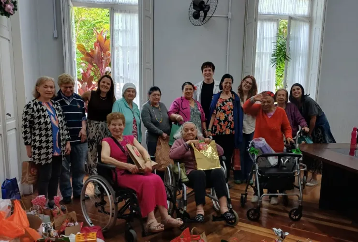 Entrega de presentes aos idosos do Asilo São Vicente de Paulo