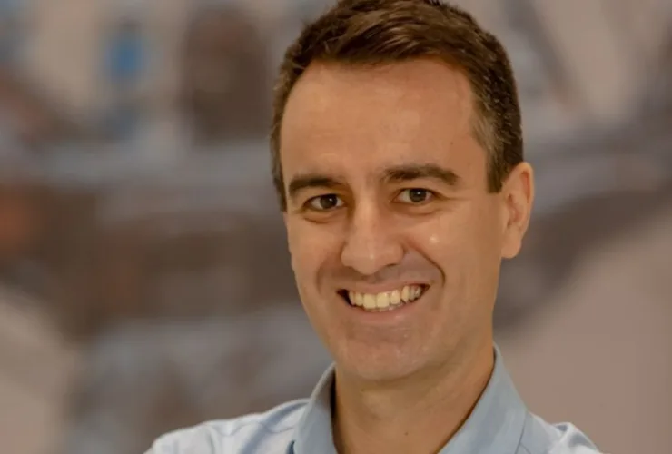 Professor e aluno utilizando recursos digitais para aprender idiomas com apoio de Inteligência Artificial