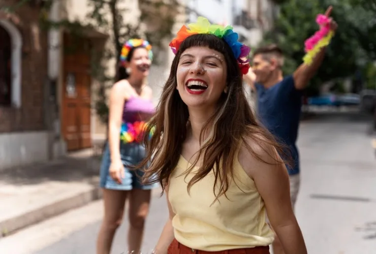 Vista aérea de resort com piscinas e área de lazer, representando opções de viagem para o Carnaval 2026