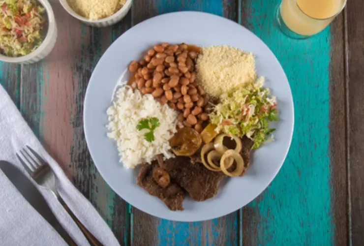 Guarnições variadas acompanhando prato principal em restaurante profissional