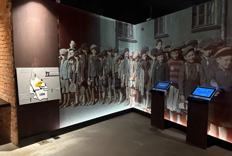 Visitantes observam a nova Sala dos Guetos no Museu do Holocausto de Curitiba inaugurada no Dia Internacional em Memória às Vítimas do Holocausto.