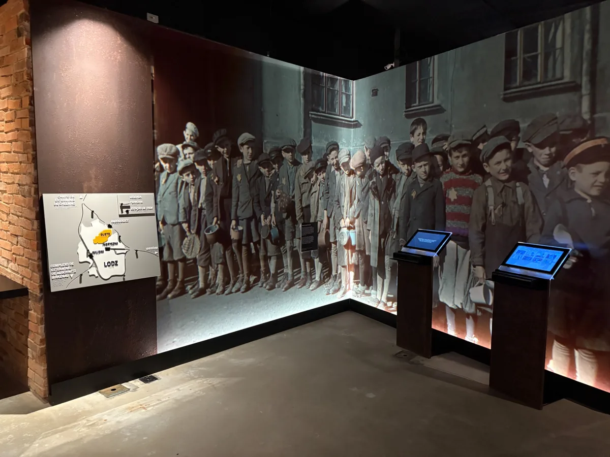 Visitantes observam a nova Sala dos Guetos no Museu do Holocausto de Curitiba inaugurada no Dia Internacional em Memória às Vítimas do Holocausto.