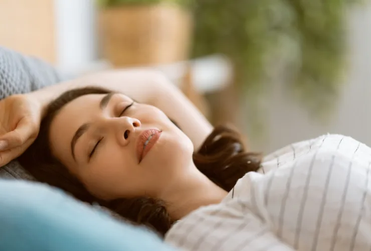Pessoa dormindo em ambiente escuro, representando a importância da rotina de sono nas férias