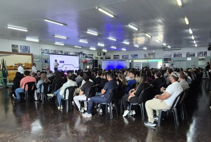 Pilotos da LATAM conversando com participantes durante o Proa Direta em Curitiba no Aeroclube do Paraná.