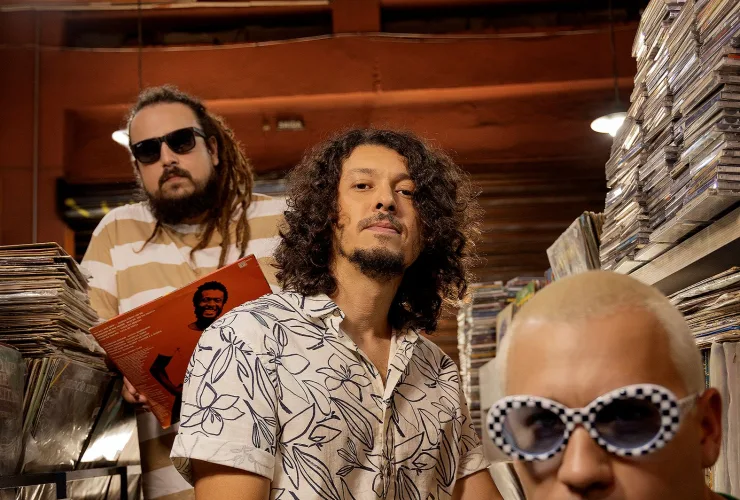 Armandinho se apresentando em show de reggae