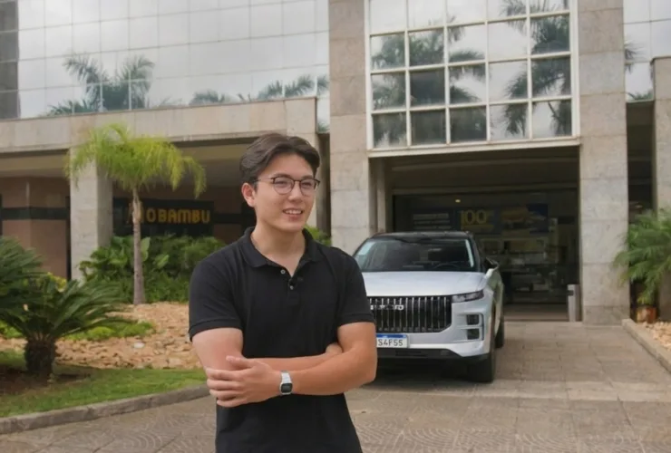 Jovem de 20 anos ganha carro de luxo em sorteio de shopping
