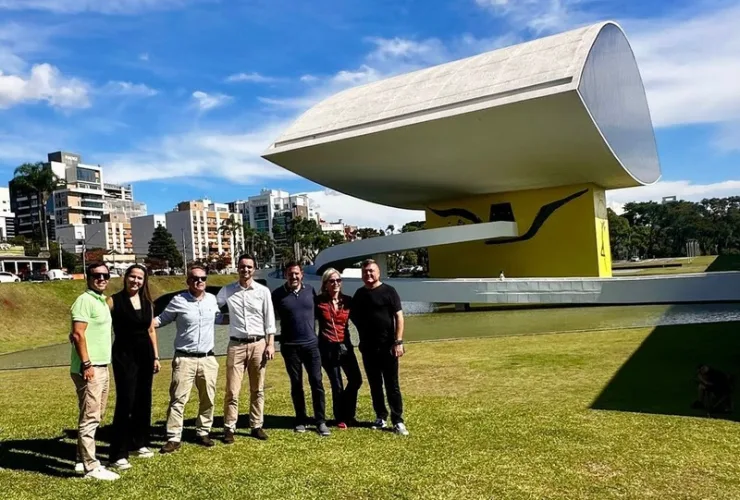 Executivos da TAP Air Portugal e representantes de Curitiba reunidos no Aeroporto Afonso Pena durante visita técnica sobre o novo voo direto Curitiba–Lisboa.