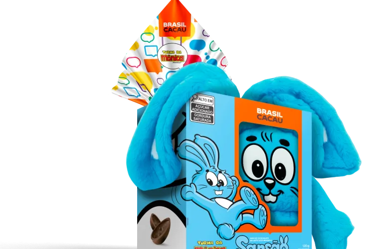 Linha de ovos de Páscoa Brasil Cacau 2026 com diversas collabs, incluindo Turma da Mônica, Fini, Nesquik e KitKat, dispostos em uma mesa colorida.