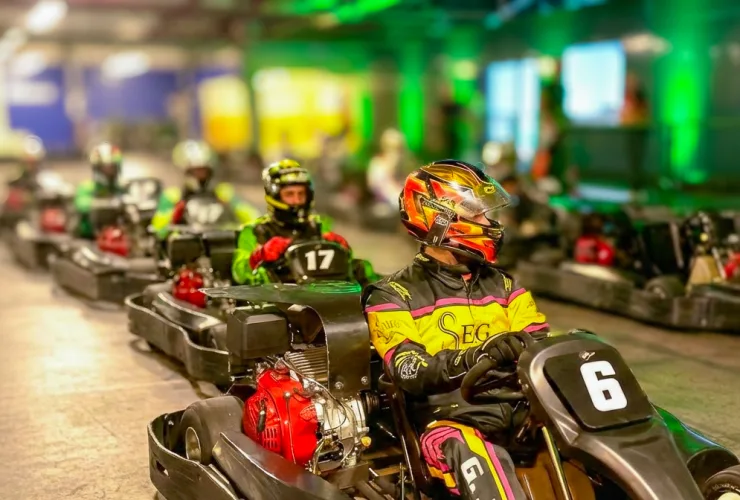 Vista interna de pista de kart indoor com curvas e longa reta, ilustrando a ampliação da Mônaco Kart no Ventura Shopping, agora com mais de 1.000 metros de extensão.