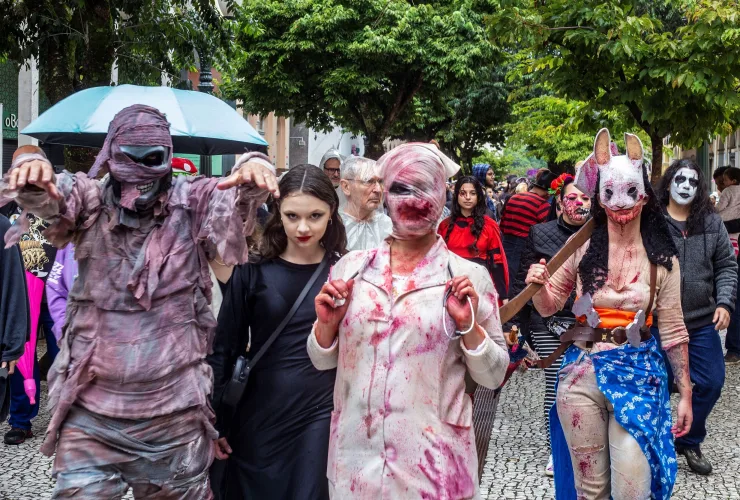 Zombie Walk deve reunir 35 mil pessoas no Centro de Curitiba; Rua24 Horas prepara ação
