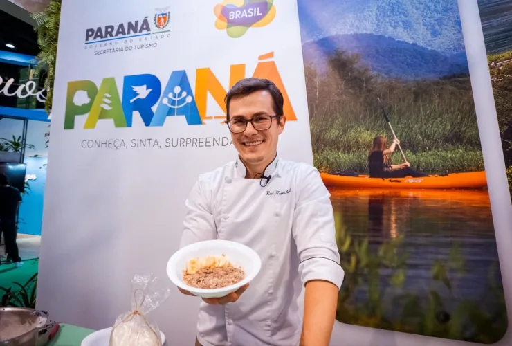 Rui Morschel servindo barreado do litoral do Paraná em evento internacional de turismo em Lisboa