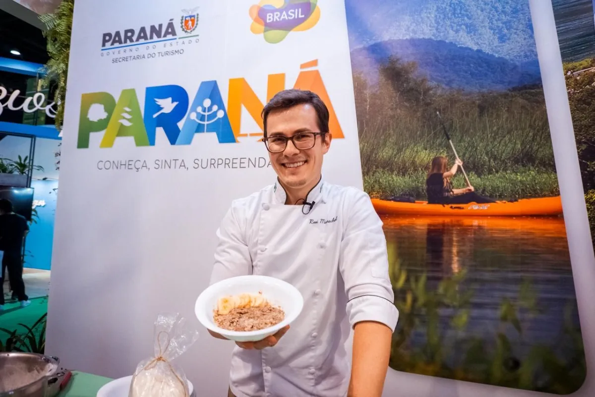 Rui Morschel servindo barreado do litoral do Paraná em evento internacional de turismo em Lisboa