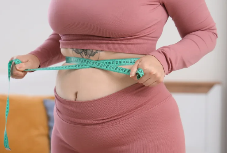 Pessoa com obesidade dormindo e apresentando sinais de apneia do sono enquanto equipamento médico monitora a respiração