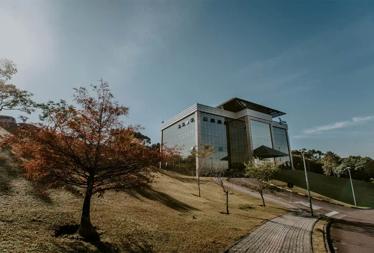 Auditório com empresários e especialistas participando de evento sobre inovação e incentivos tecnológicos promovido pelo Lactec em Curitiba.