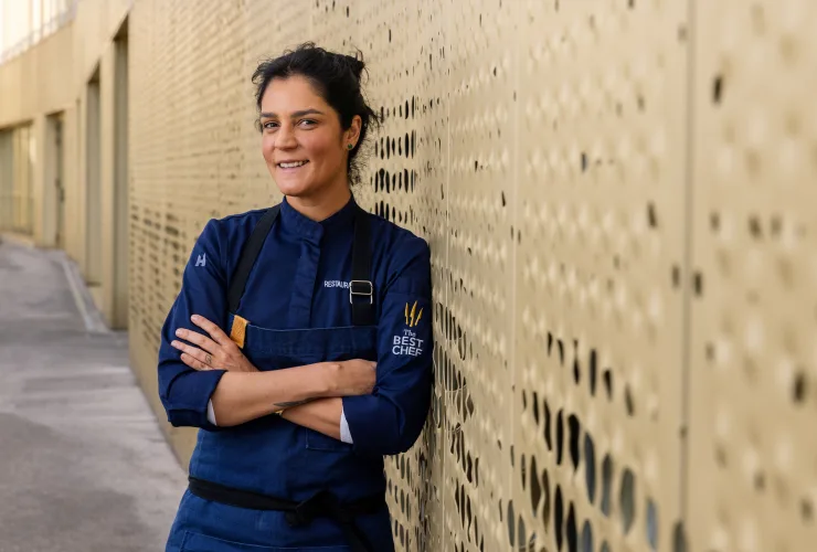 Chef Manu Buffara preparando prato gastronômico para menu internacional em parceria com United Airlines