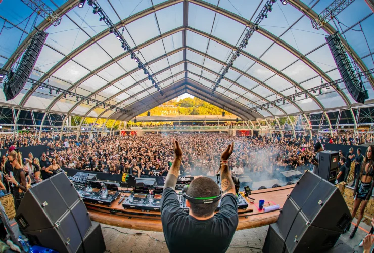 Palco do Warung Day Festival na Pedreira Paulo Leminski com público e DJs de música eletrônica