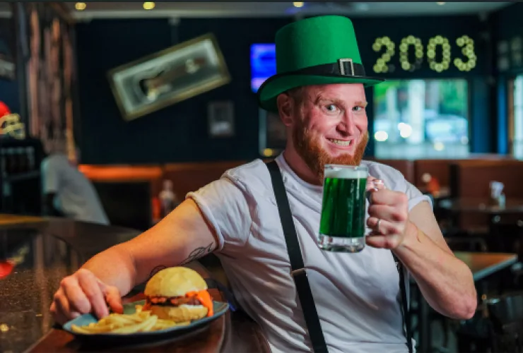 Chope verde servido no Mustang Sally durante celebração de St. Patrick’s Day em Curitiba