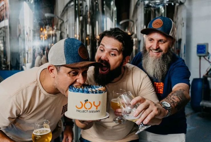 Taproom da Joy Project Brewing em Curitiba com chope artesanal, público e shows ao vivo em festa de aniversário