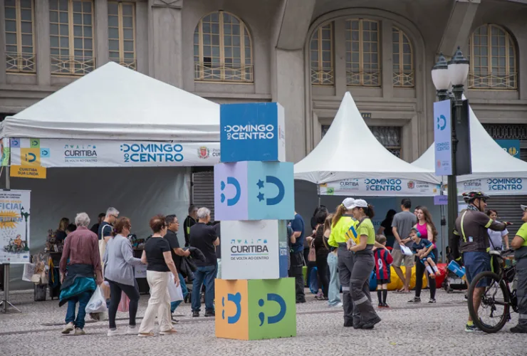 Praça Osório em Curitiba com show ao ar livre durante comemoração dos 333 anos da cidade