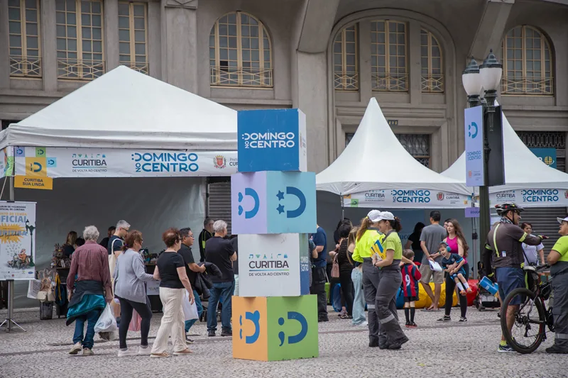 Praça Osório em Curitiba com show ao ar livre durante comemoração dos 333 anos da cidade