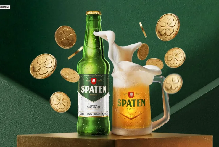 Clientes brindando com cerveja Spaten em bar de Curitiba durante celebração de St. Patrick’s Day