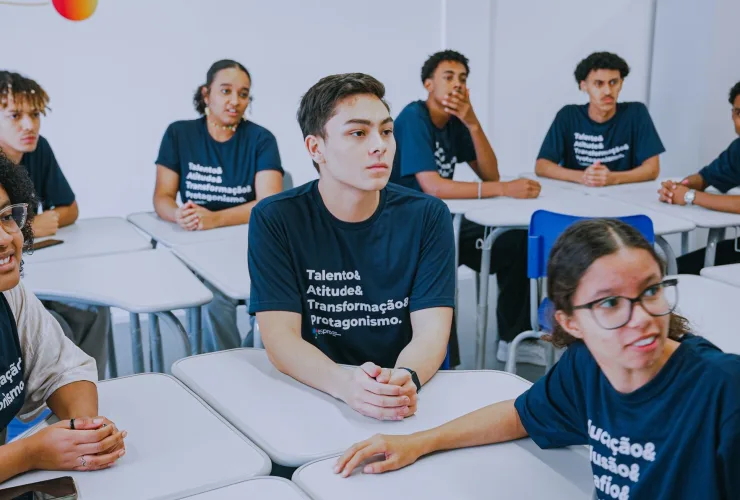 Jovens participando de curso de capacitação profissional gratuito em sala de aula no Paraná