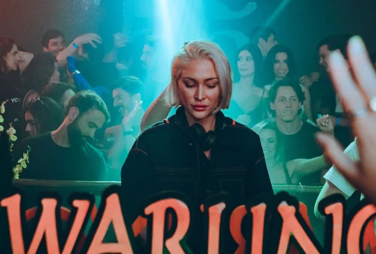 Pista de dança do +55 em Curitiba com DJs tocando no Preview Warung Day Festival