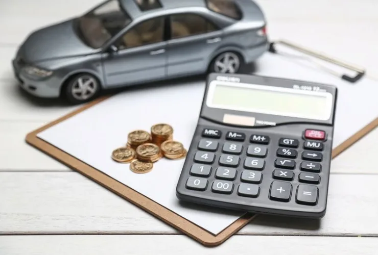 Carros em concessionária no Paraná após redução do IPVA e aumento da compra de veículos