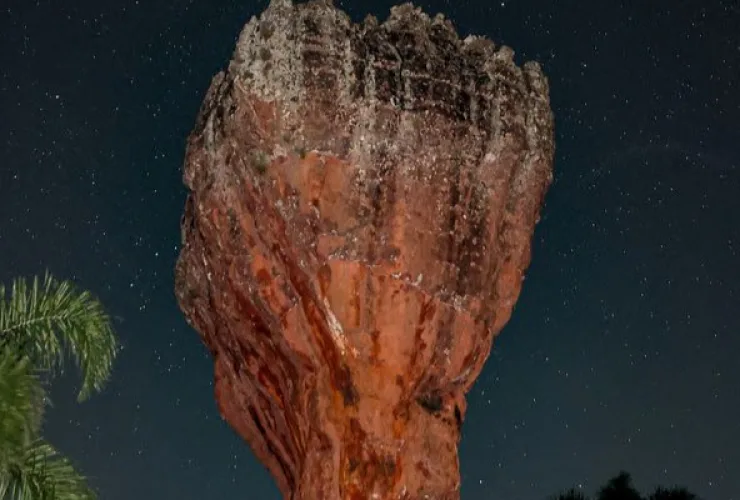 Caminhada noturna no Parque Estadual de Vila Velha com visitantes observando formações rochosas e o céu estrelado