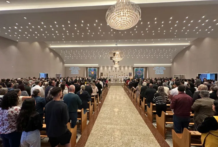 Fiéis participando de celebração da Semana Santa no Santuário São Francisco de Assis em Curitiba
