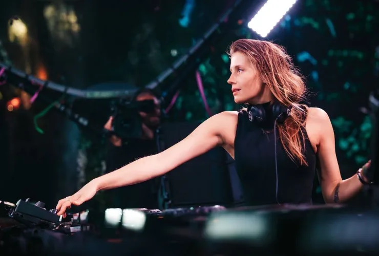DJ Charlotte de Witte se apresentando em festival de música eletrônica com público e luzes na Pedreira Paulo Leminski