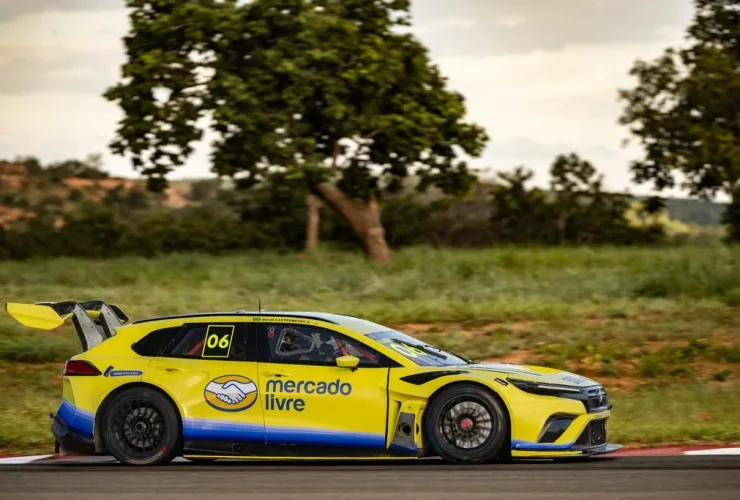 Carro da equipe Mercado Livre Racing na Stock Car Pro Series no Circuito dos Cristais em Curvelo