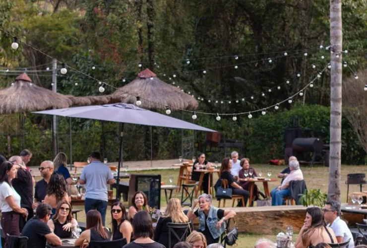 Degustação harmonizada de cervejas artesanais com pratos gastronômicos no Empório Marambaia em Petrópolis