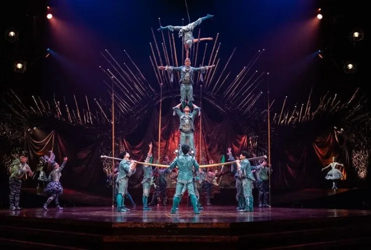 Espetáculo Alegría – Um Novo Dia do Cirque du Soleil sob a Grande Tenda com acrobatas e cenário teatral