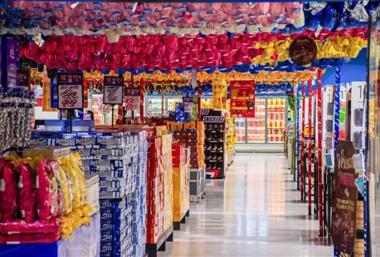 Corredor de Páscoa do Super Muffato com ovos de chocolate, colombas e produtos temáticos