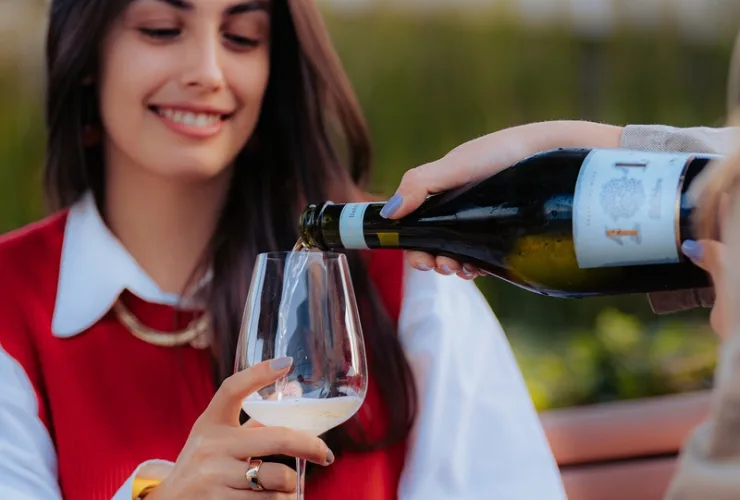 Taças de vinho em evento de degustação com ambiente sofisticado