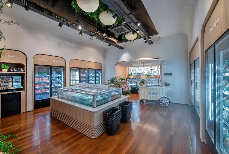 Empório e Empanadas Madero com produtos gourmet e ambiente moderno em Curitiba