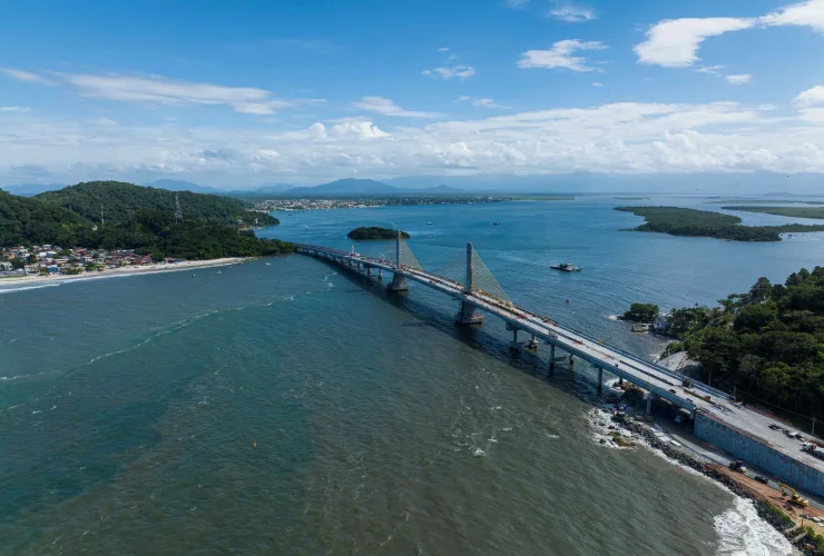 Ponte de Guaratuba com mastros e estais sem andaimes, em fase final de construção