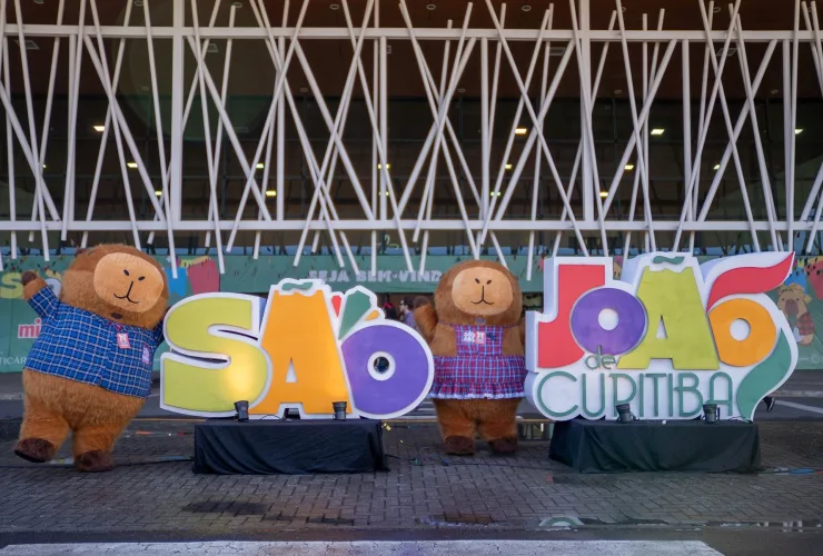 Festa junina no Parque Barigui com quadrilha, comidas típicas e público no São João de Curitiba