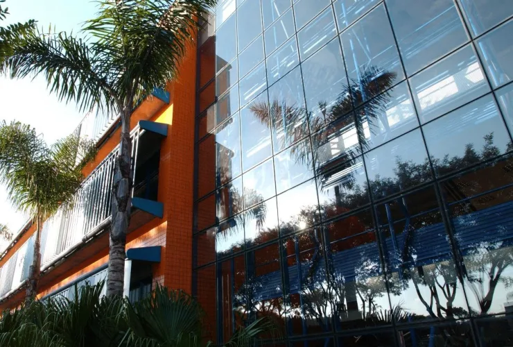 Atendimento presencial sobre Imposto de Renda realizado por estudantes da PUCPR orientando contribuintes