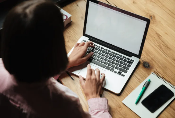 Pessoa utilizando ChatGPT no computador para estudar, trabalhar e criar conteúdo com inteligência artificial