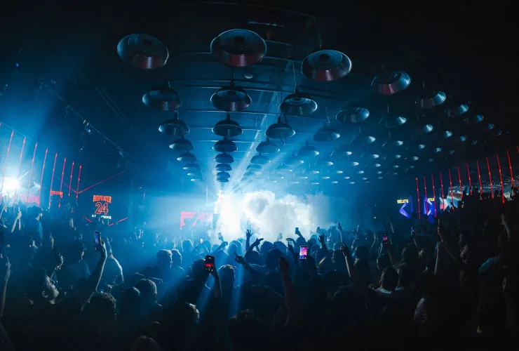 Pista de dança do +55 em Curitiba com DJ se apresentando durante evento de música eletrônica