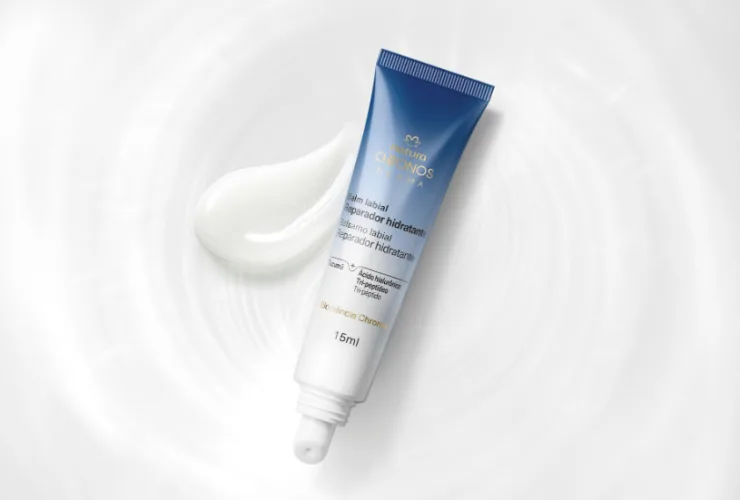 Balm labial Natura Chronos Derma aplicado nos lábios com acabamento hidratado e brilho natural